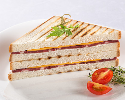 Сэндвич с колбасой и сыром (готовое блюдо) изображение 3